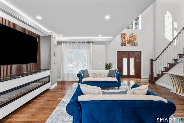 $975,000 | 370 West Mountain Road, West Simsbury, CT 06092