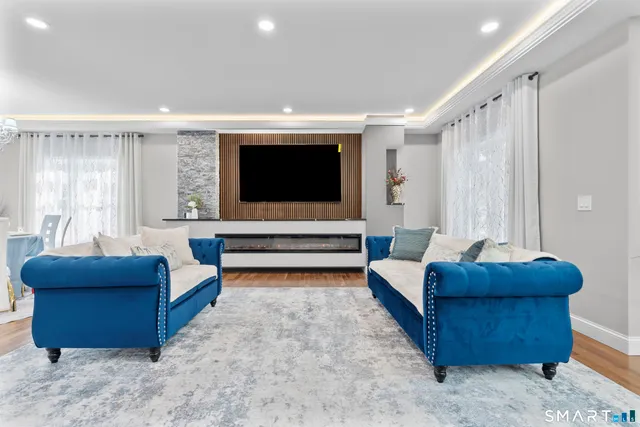 $975,000 | 370 West Mountain Road, West Simsbury, CT 06092