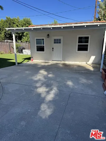 a view of back yard of the house