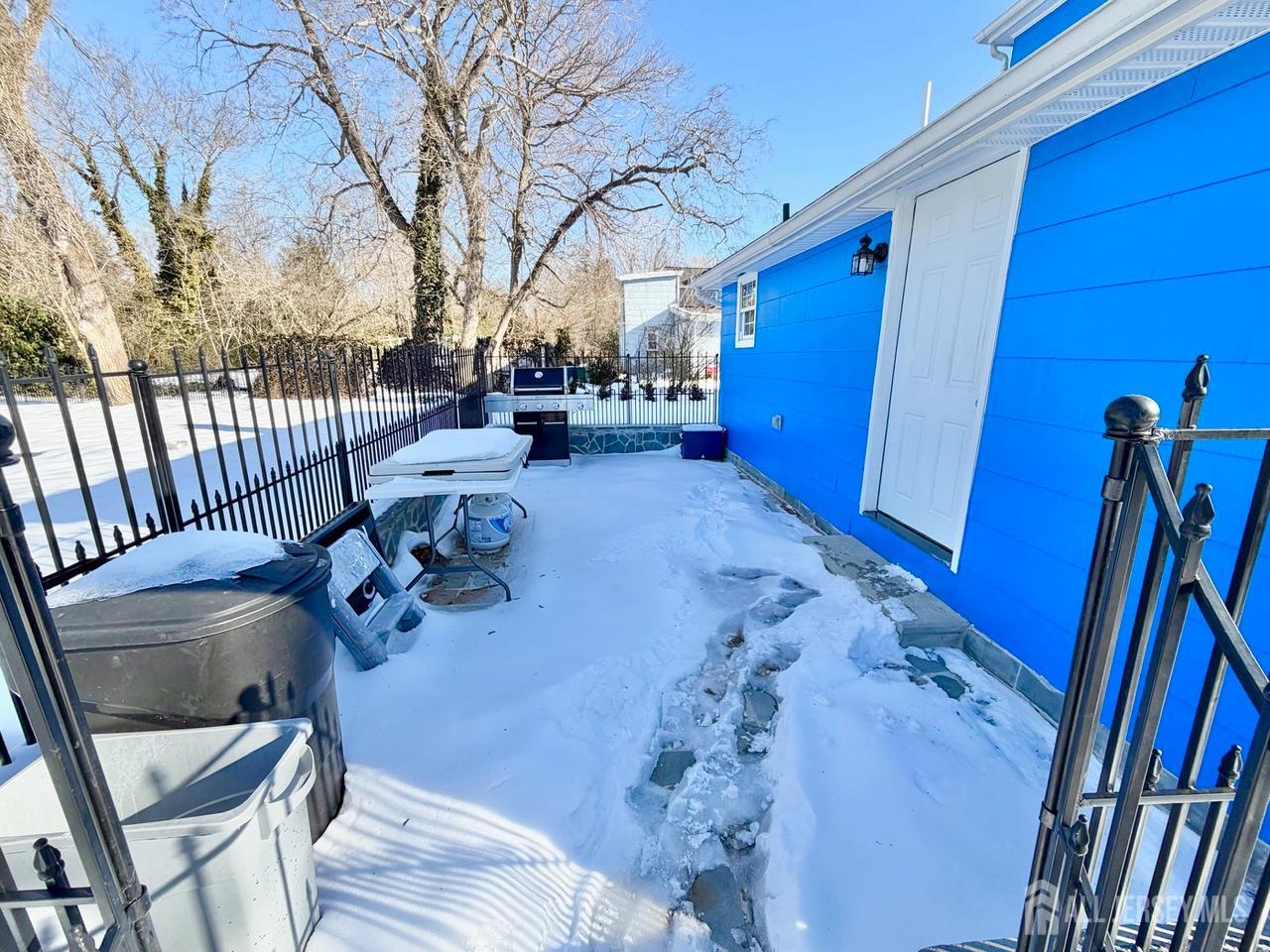 623-623 Main Street Leesburg, NJ 08327 - Photo 7 of 66 a view of a patio with a table and chairs
