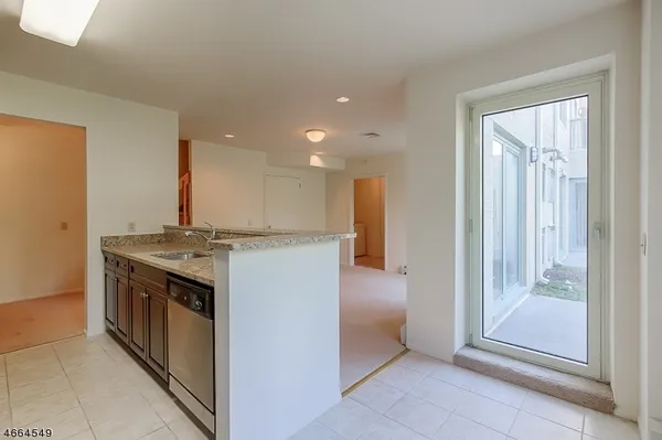 $2,525 | 2216 Gates Court, Unit 2304, Morris Plains, NJ 07950