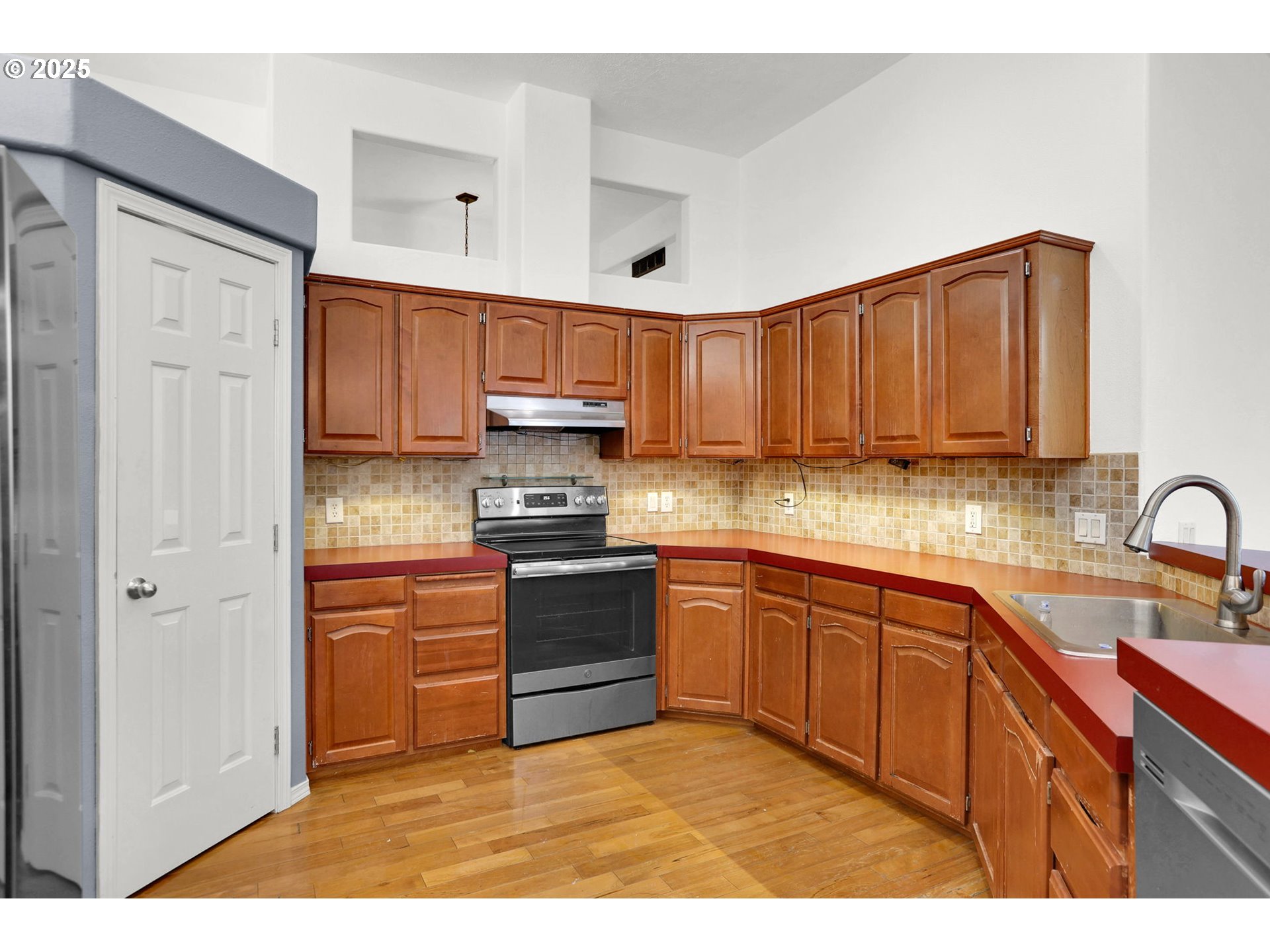 5365 Cobblestone Lane Eugene, OR 97402 - Photo 11 of 40 a kitchen with stainless steel appliances granite countertop a refrigerator and a sink