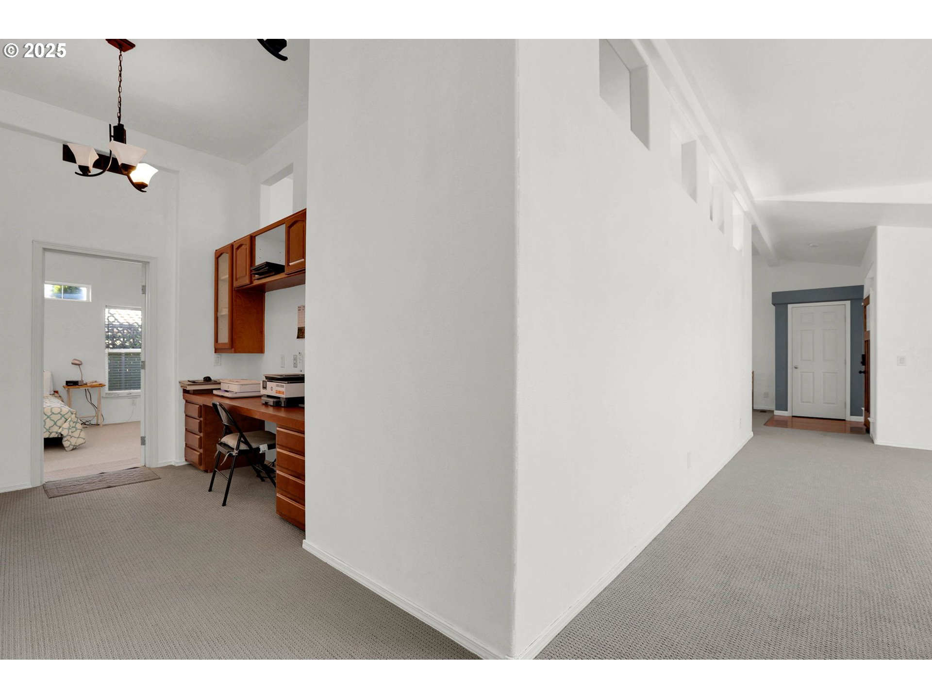 5365 Cobblestone Lane Eugene, OR 97402 - Photo 20 of 40 a view of a livingroom with furniture