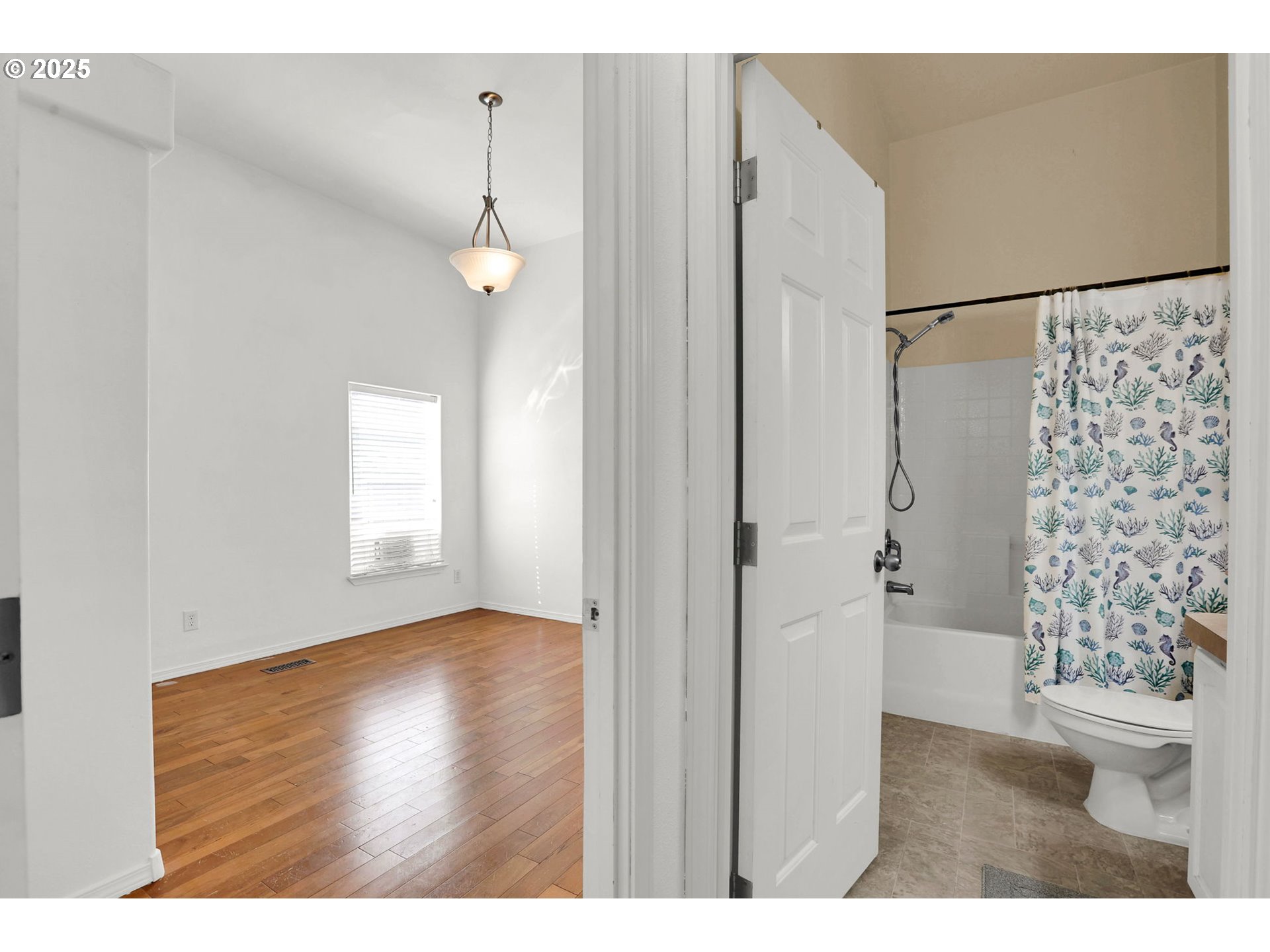 5365 Cobblestone Lane Eugene, OR 97402 - Photo 30 of 40 a view of hallway with chandelier and wooden floor