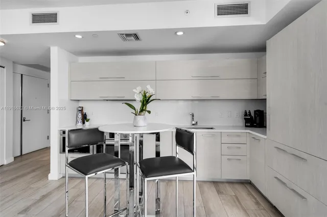 $5,975 | 55 Southwest 9th Street, Unit 4008, Miami, FL 33130