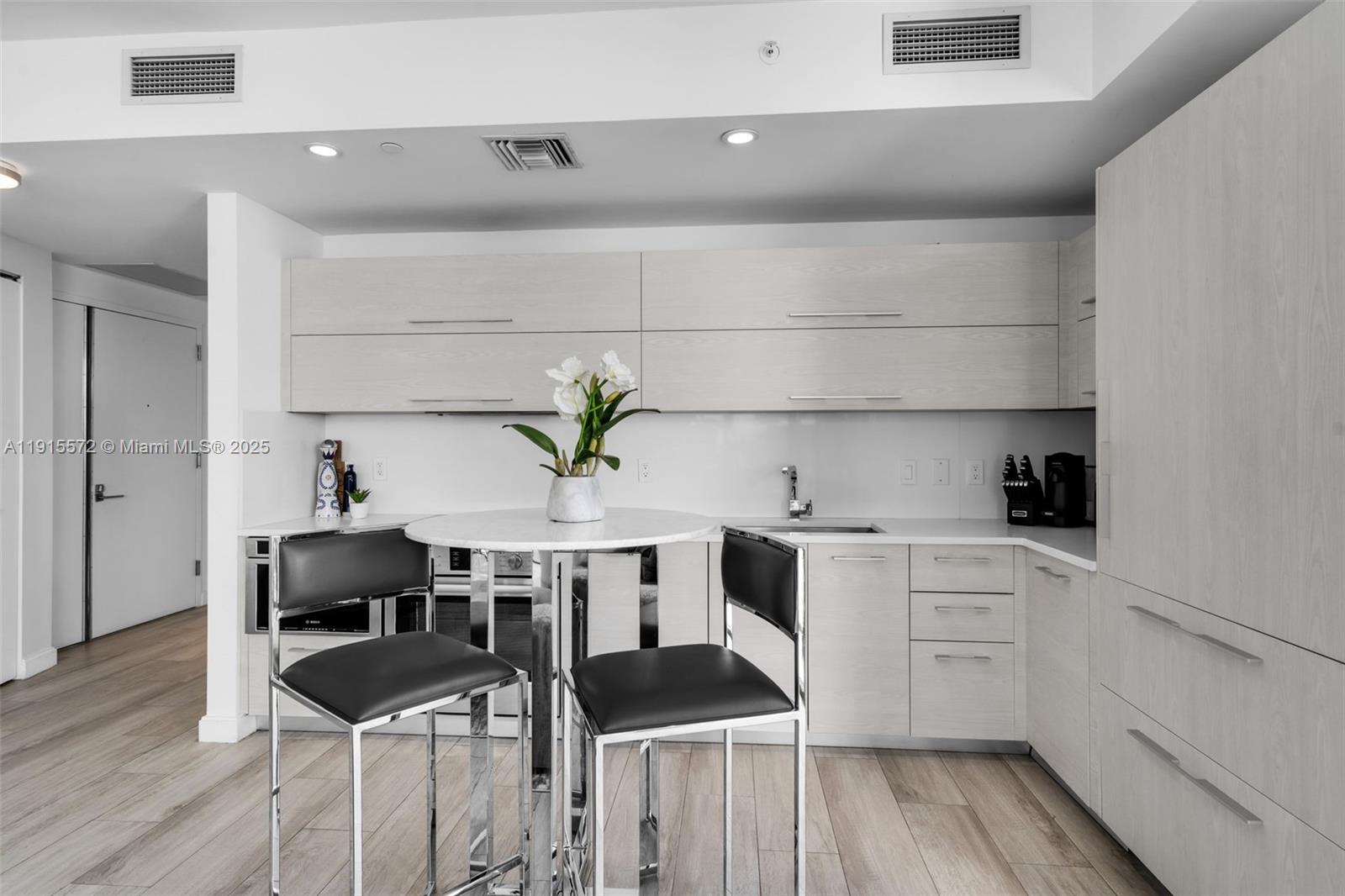 55 Southwest 9th Street, Unit 4008 Miami, FL 33130 - Photo 36 of 36 a kitchen with a table and chairs