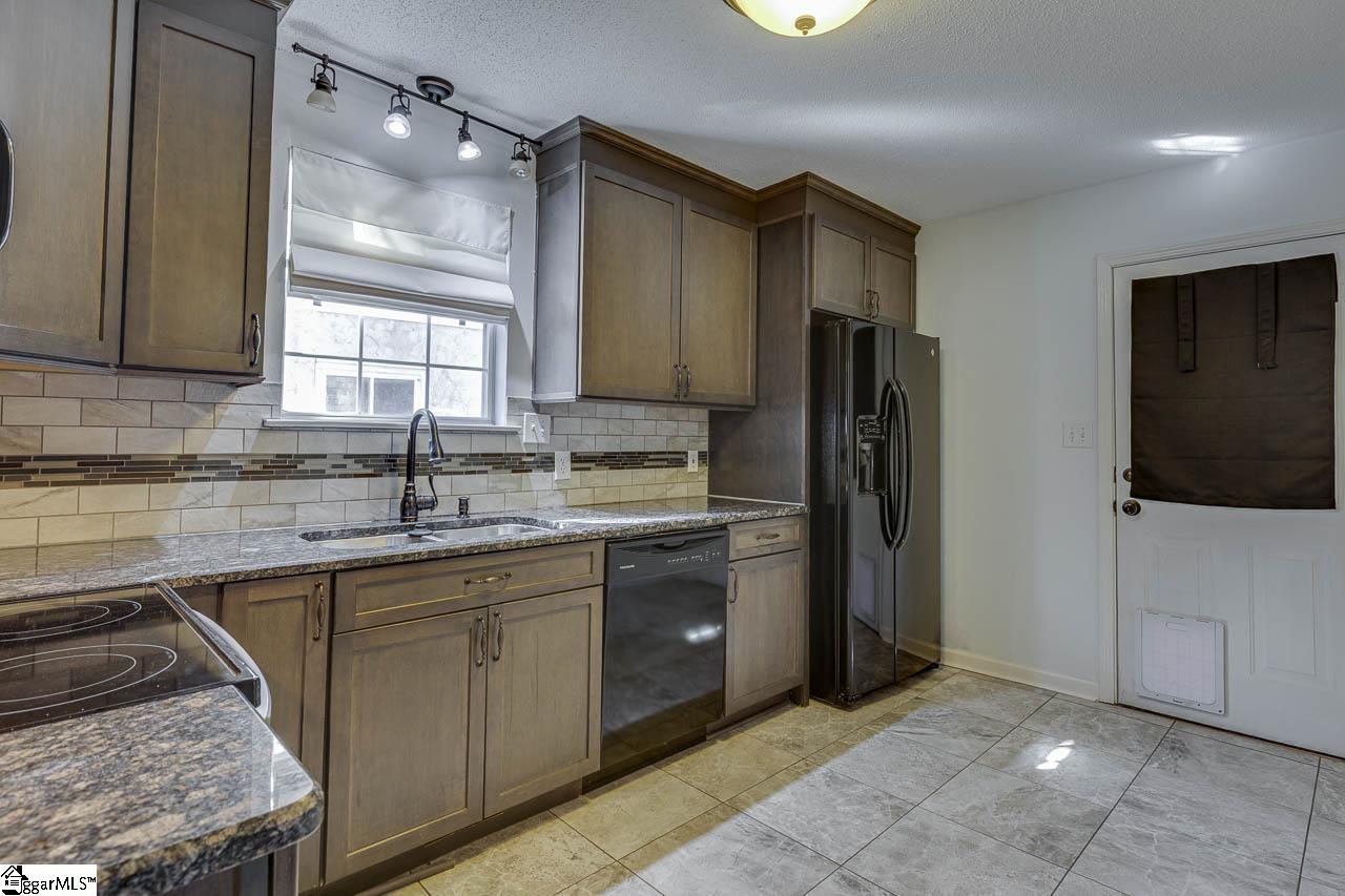 1301 Winding Way Taylors, SC 29687 - Photo 13 of 37