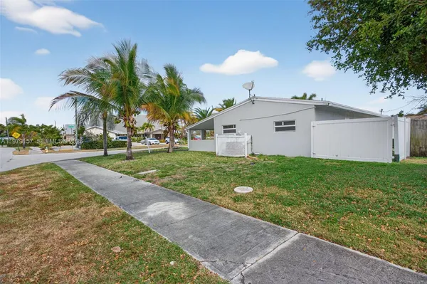 $4,200 | 268 Southeast 8th Avenue, Deerfield Beach, FL 33441
