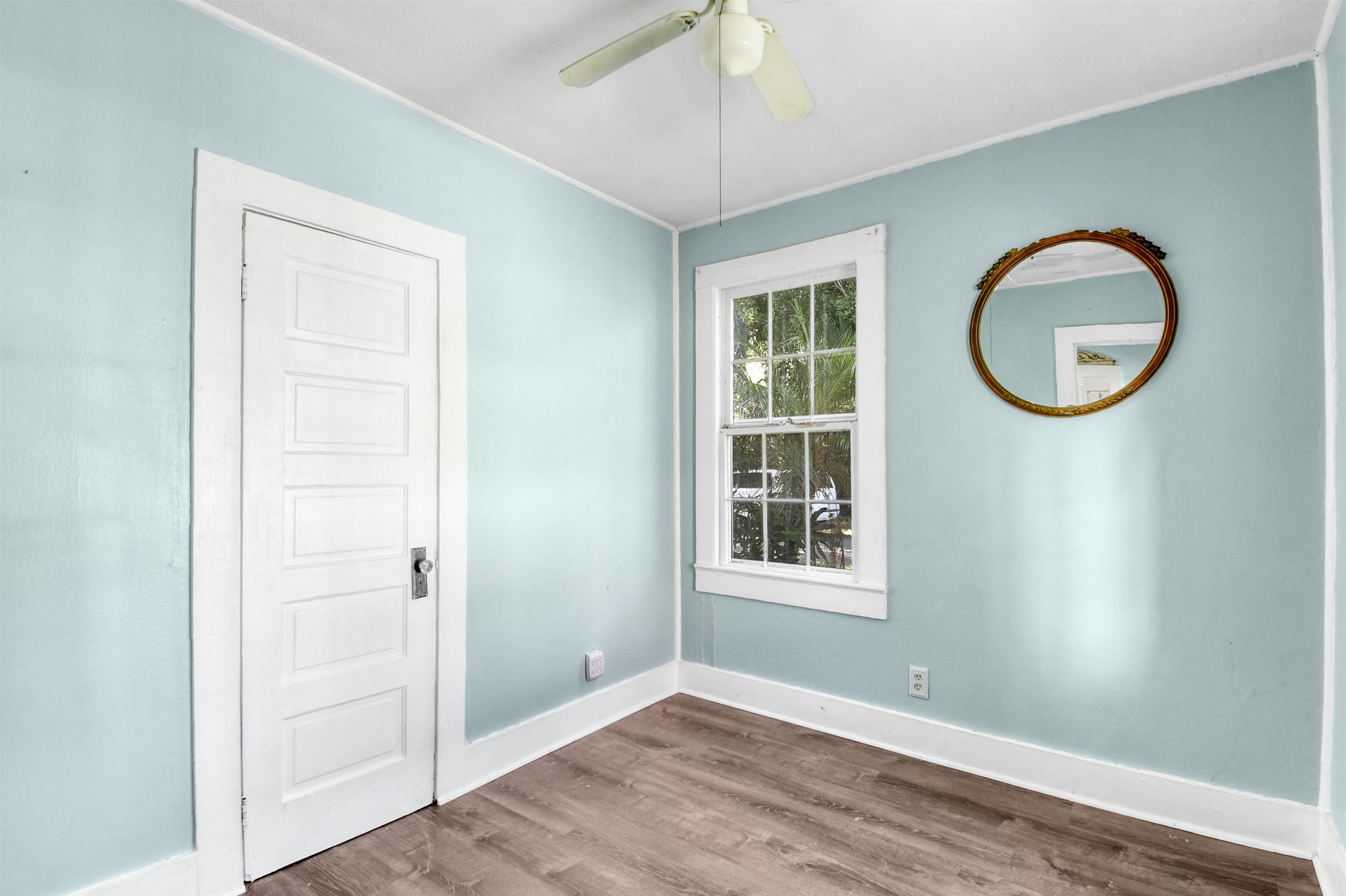 14 Rio Vista Avenue St. Augustine, FL 32084 - Photo 11 of 33 an empty room with wooden floor cabinet and mirror