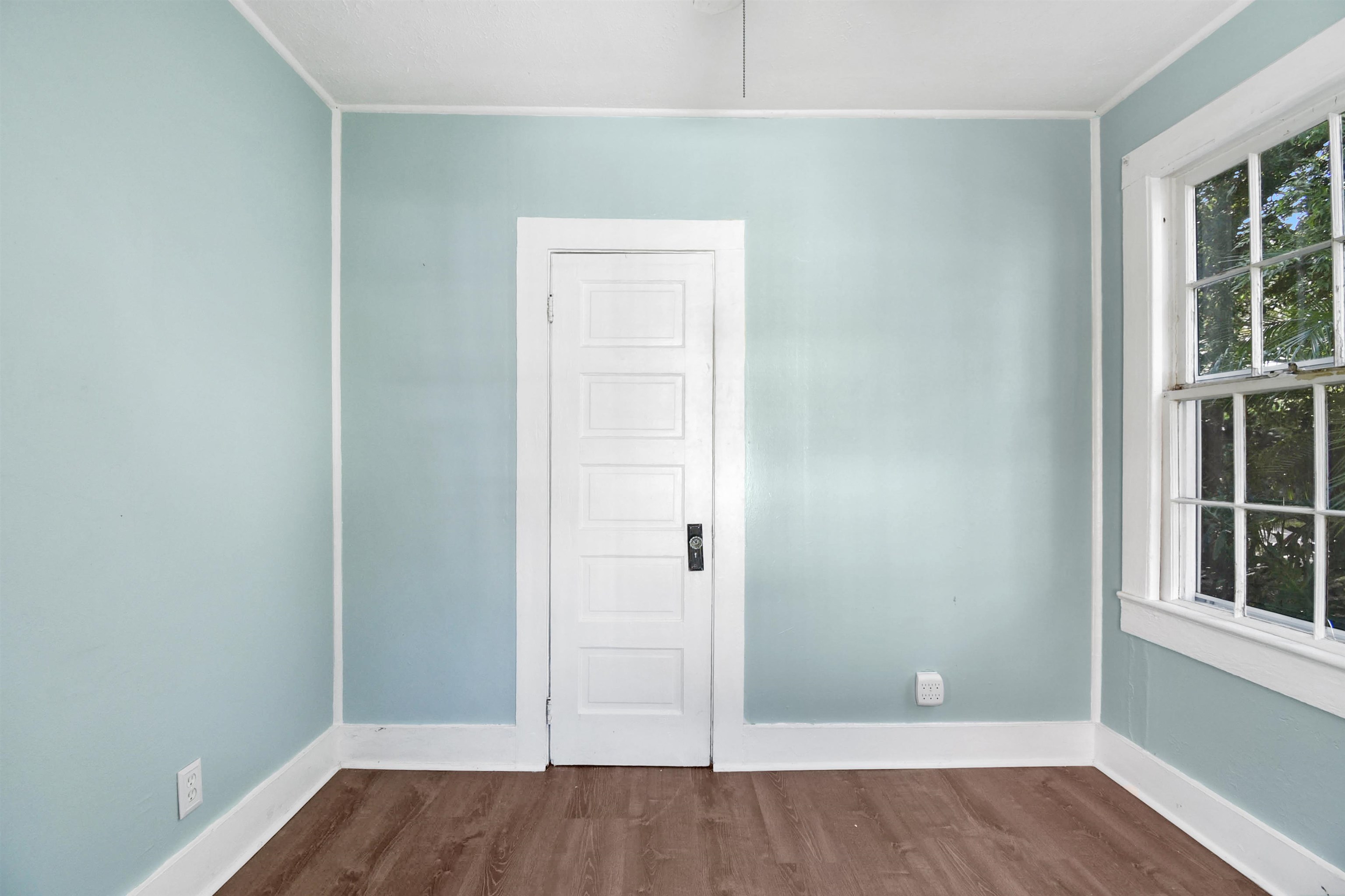 14 Rio Vista Avenue St. Augustine, FL 32084 - Photo 13 of 33 an empty room with wooden floor and windows