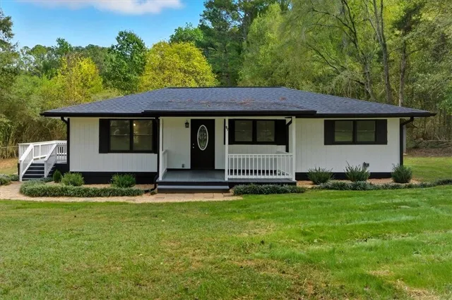 a view of a house with a yard