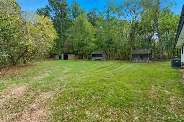 a view of a back yard