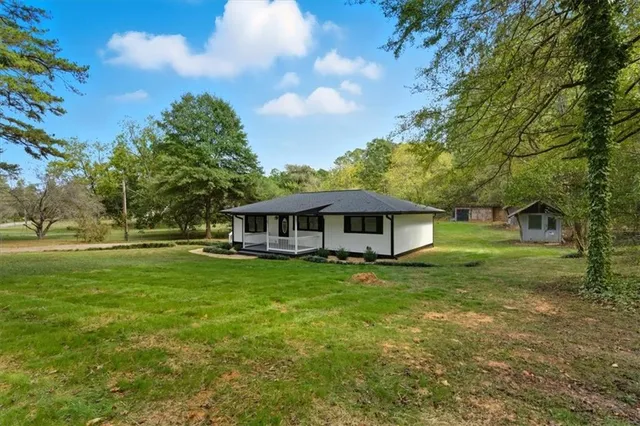 a view of a house with a yard
