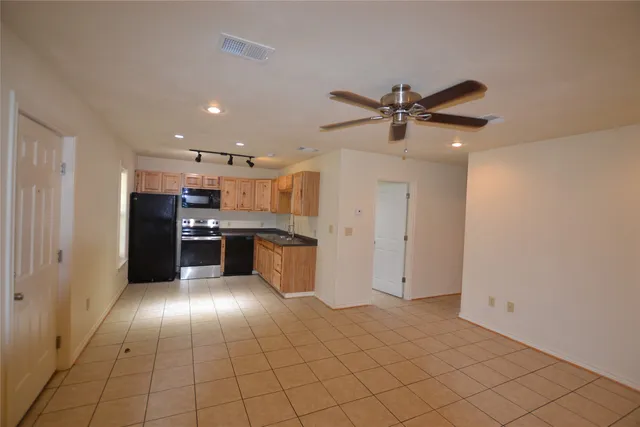 $1,200 | 253 Old Groveton Road, Onalaska, TX 77360