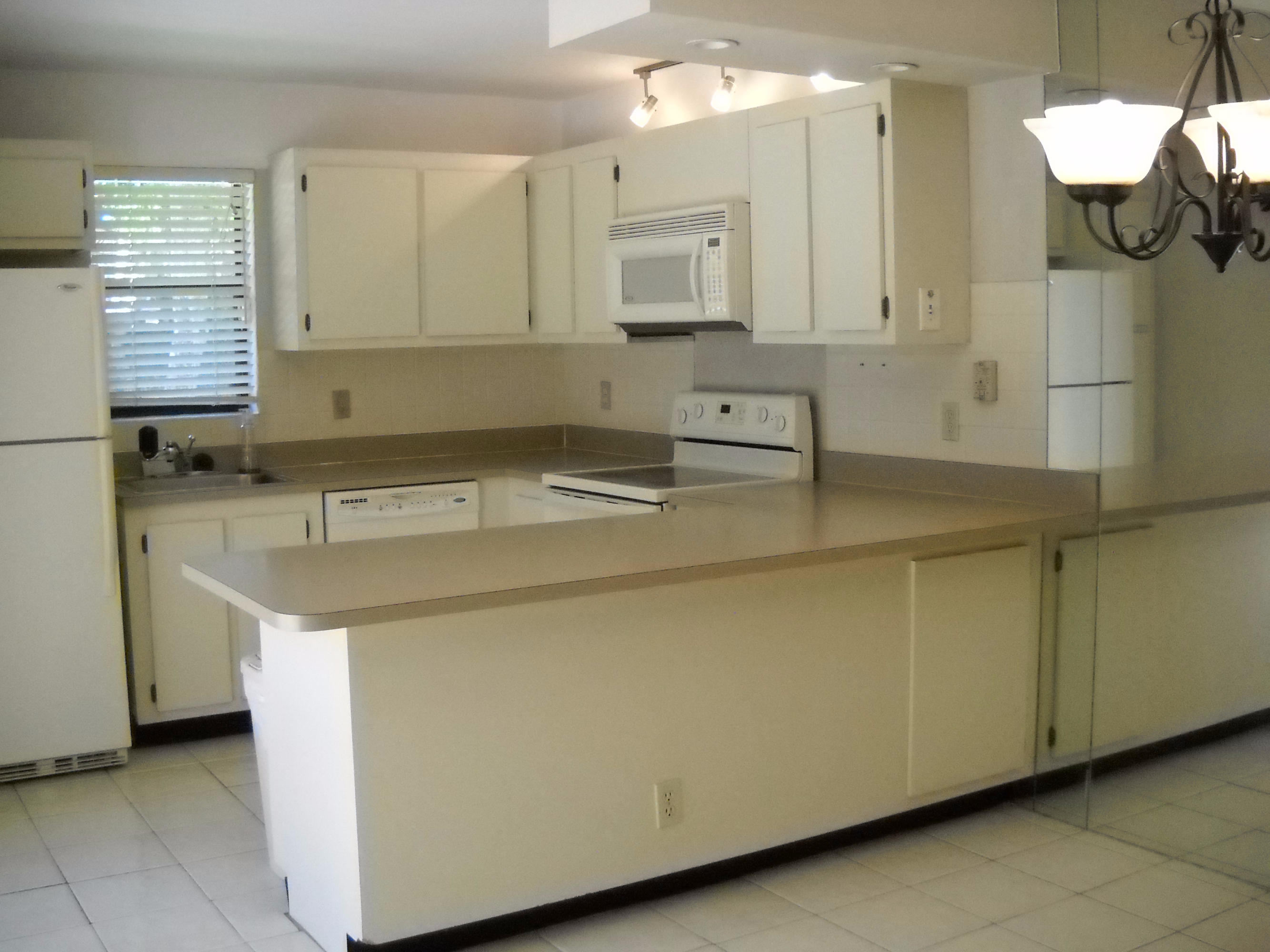 7541 Courtyard Run East Boca Raton, FL 33433 - Photo 14 of 28 Kitchen/snack counter