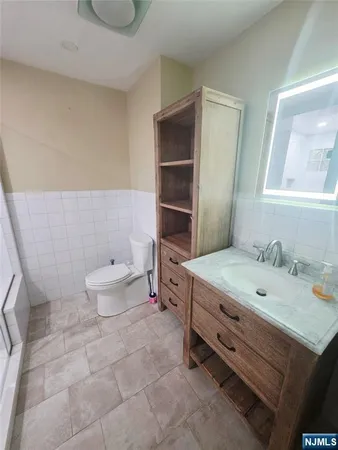 $2,800 | 615 5th Street, Unit 2, Carlstadt, NJ 07072
