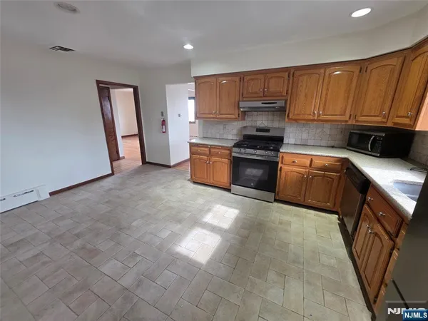 $2,800 | 615 5th Street, Unit 2, Carlstadt, NJ 07072