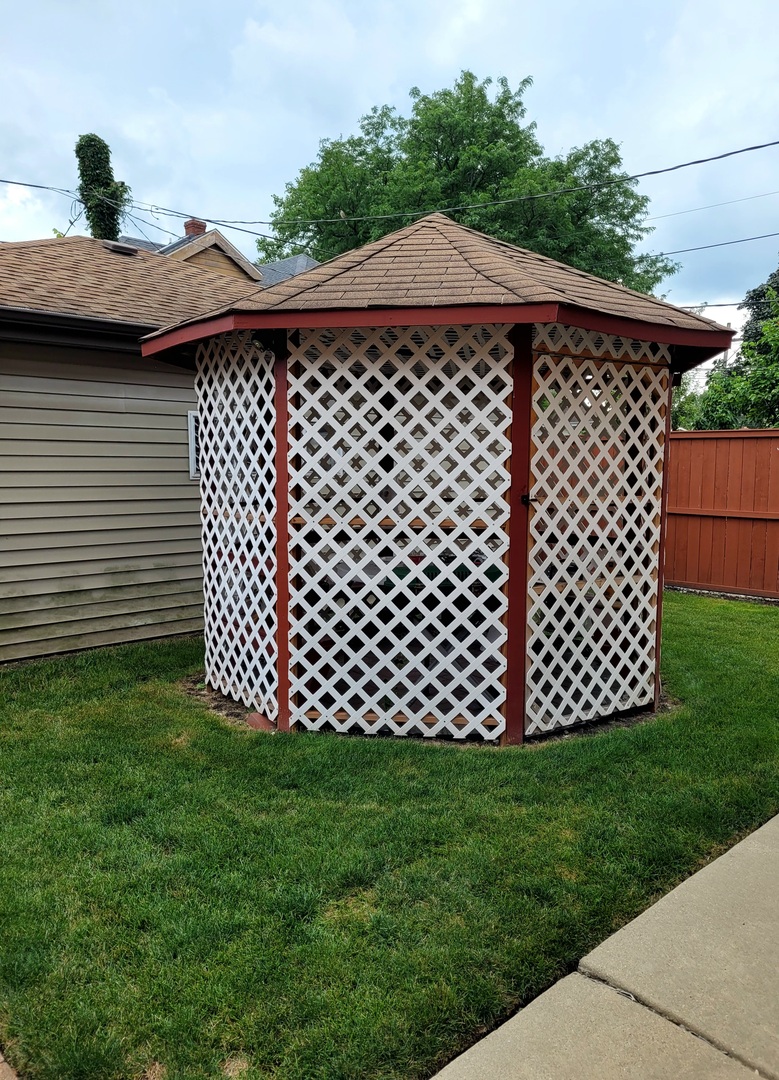 5153 Dobson Street Skokie, IL 60077 - Photo 27 of 27 a backyard of a house with lots of green space