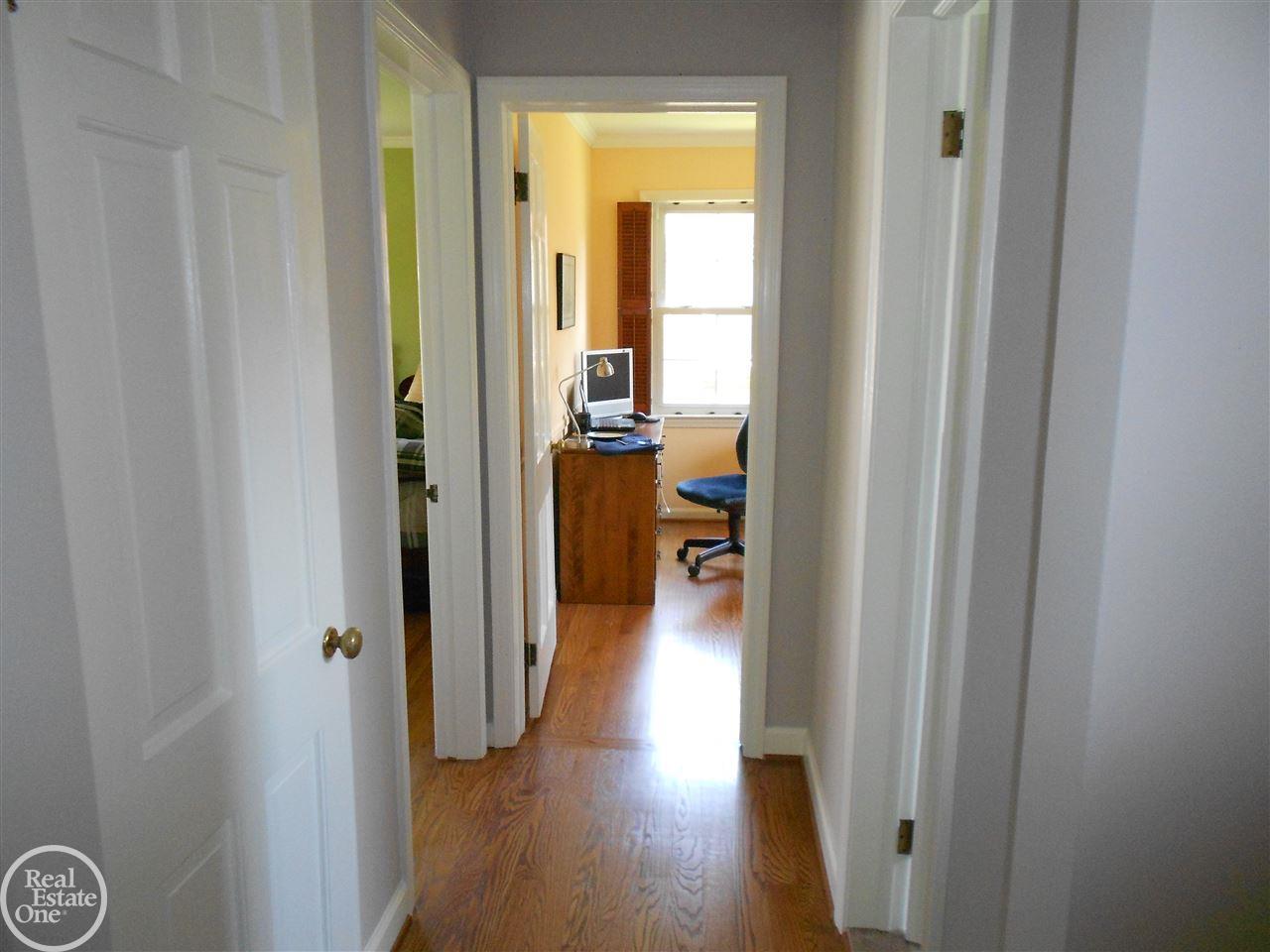 407 Roland Court Grosse Pointe, MI 48236 - Photo 10 of 33 31291218-9.JPG