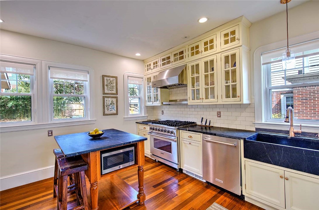 12 Holly Street Providence, RI 02906 - Photo 16 of 44
