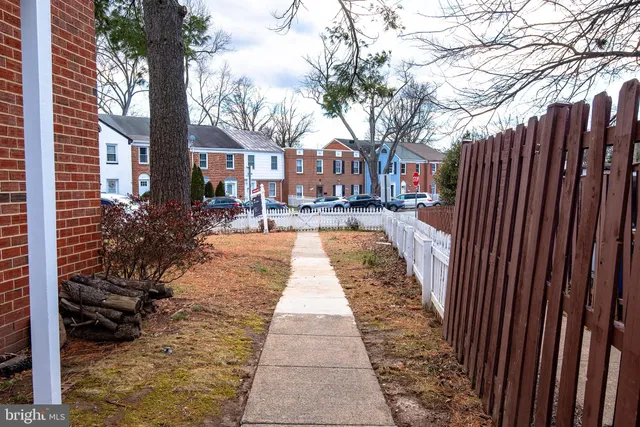 a view of a pathway with a pathway of a house