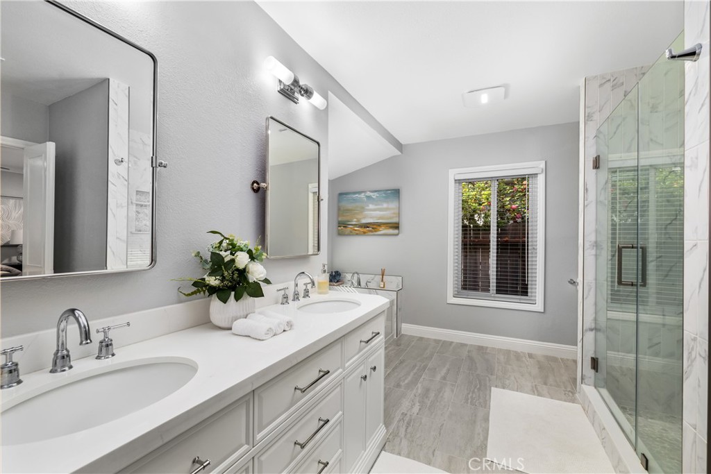 3611 Grayburn Road Pasadena, CA 91107 - Photo 20 of 41 a bathroom with double vanity sinks and a mirror