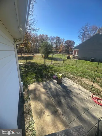 a view of a back yard