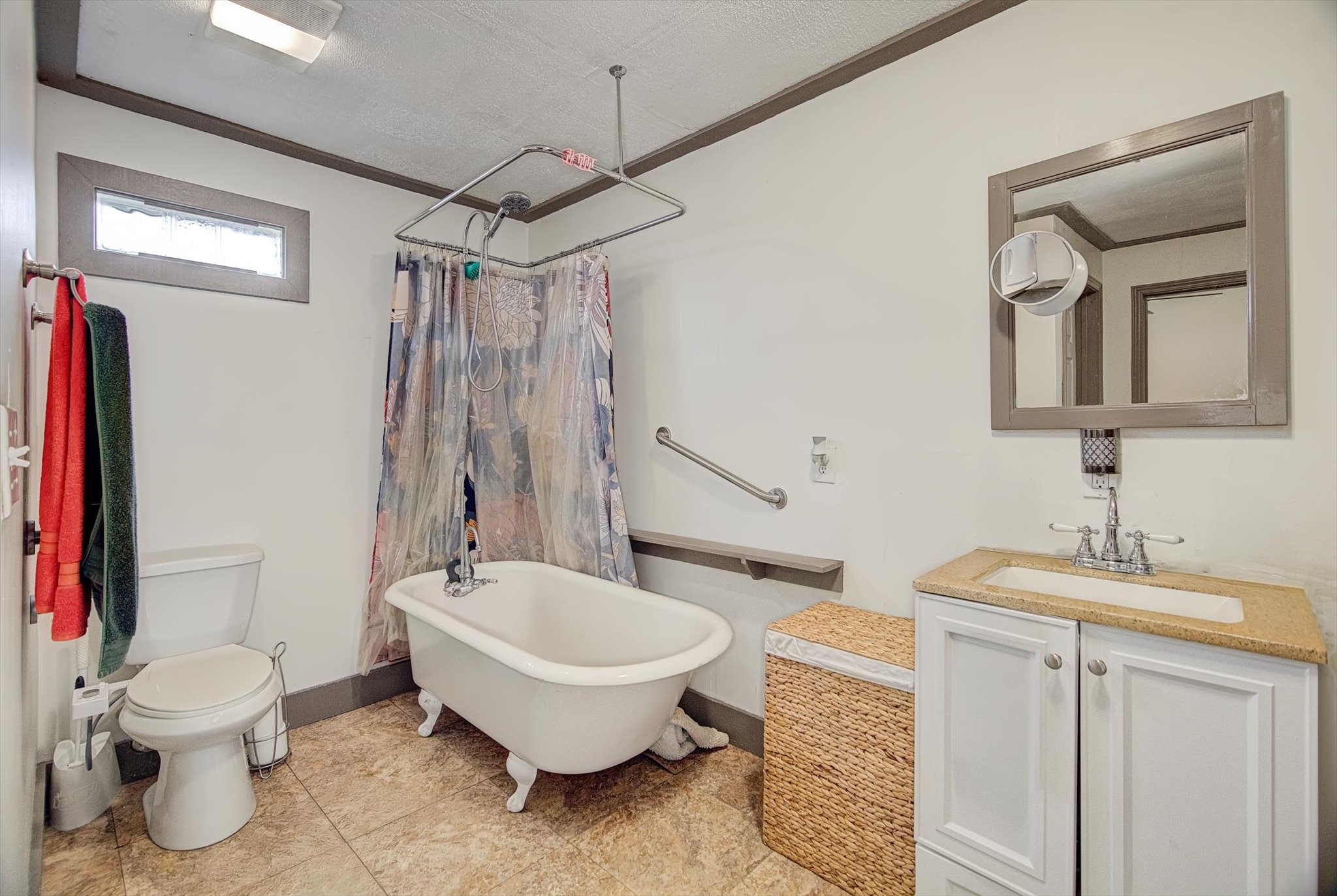 515 Bishop Street Houston, TX 77009 - Photo 12 of 18 a bathroom with a toilet sink and mirror