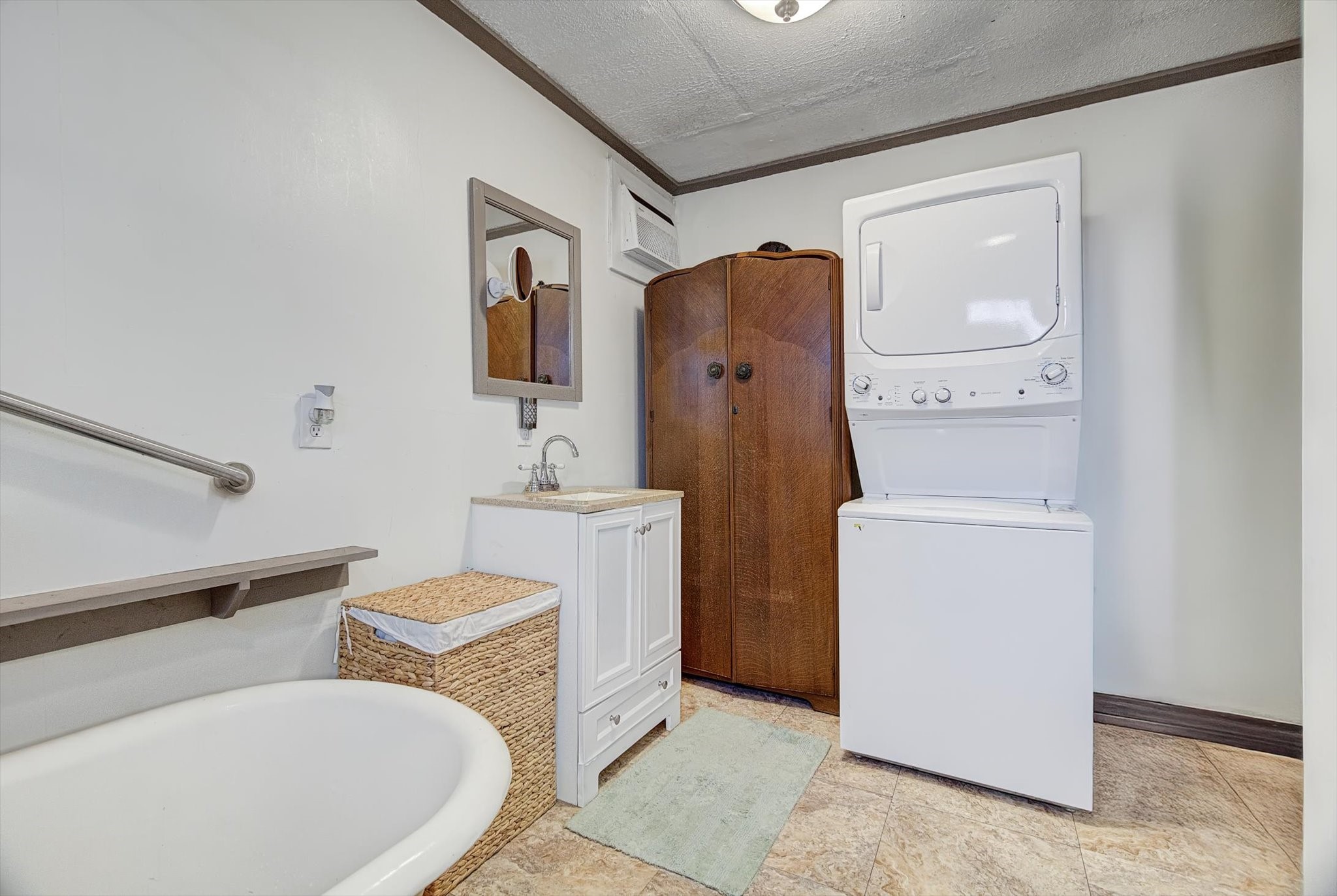 515 Bishop Street Houston, TX 77009 - Photo 13 of 18 a bathroom with a toilet a sink and mirror