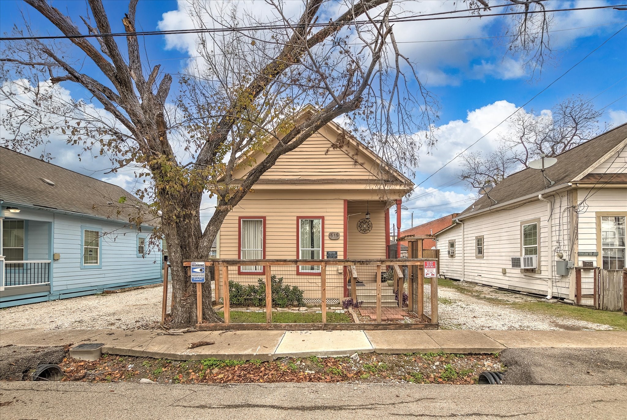 515 Bishop Street Houston, TX 77009 - Photo 2 of 18 a front view of a house with garden