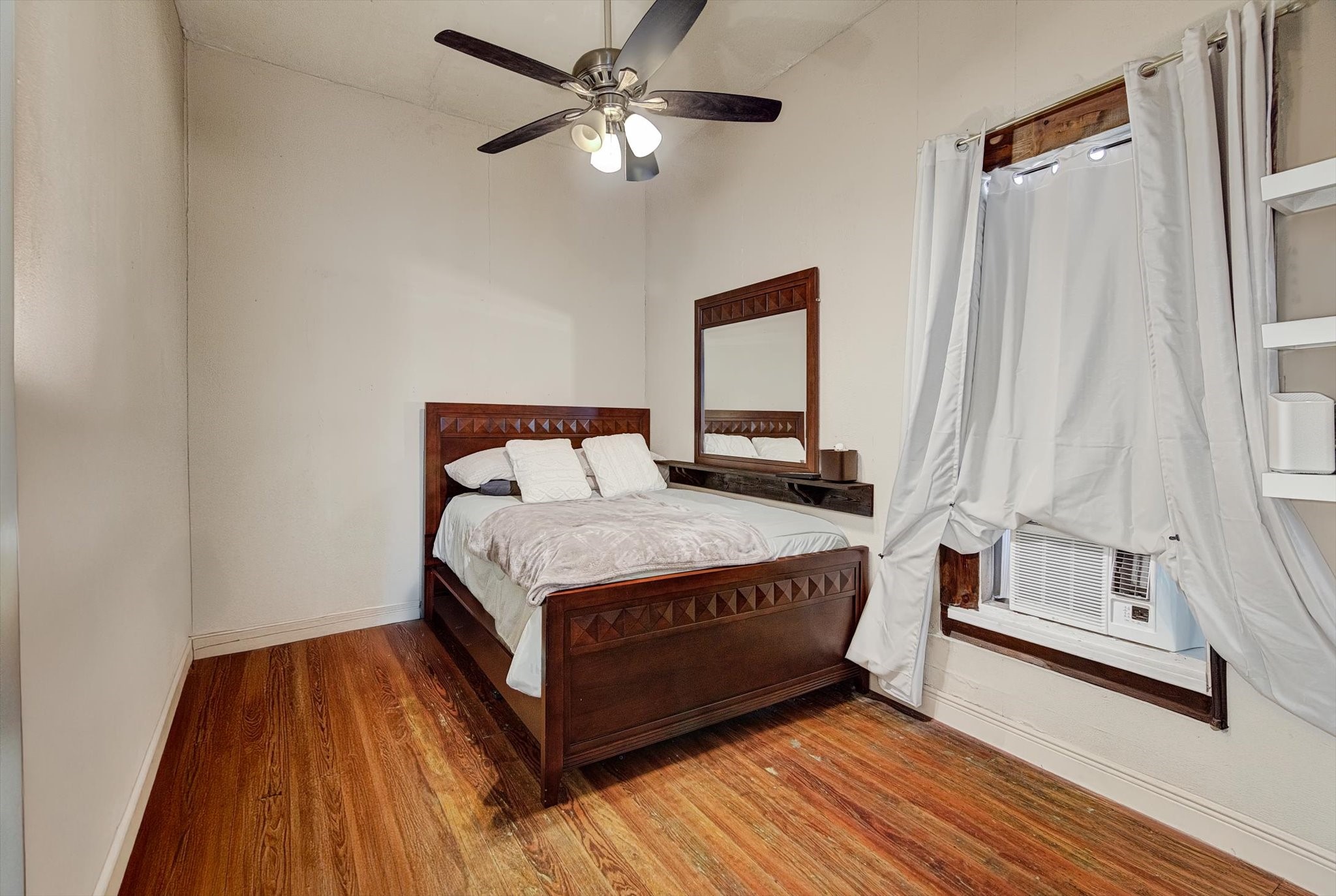 515 Bishop Street Houston, TX 77009 - Photo 8 of 18 a bedroom with a bed and a window