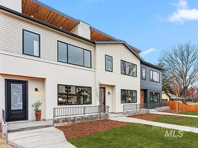 $699,900 | 3353 West Whimbrel Lane, Unit MIDDLE, Boise, ID 83703