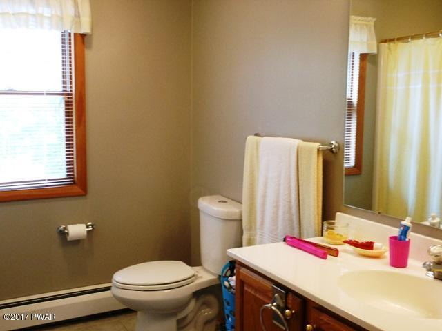123 Rodeo Drive Hawley, PA 18428 - Photo 22 of 31 Bath