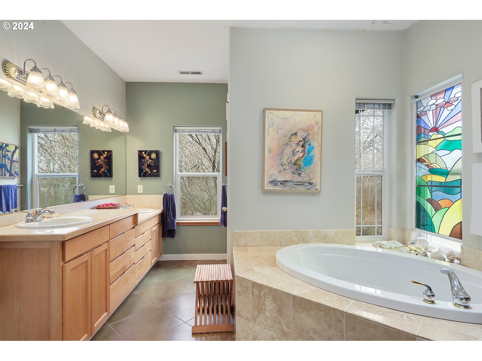 1190 Methodist Road Hood River, OR 97031 - Photo 12 of 41 a bathroom with a tub sink and mirror