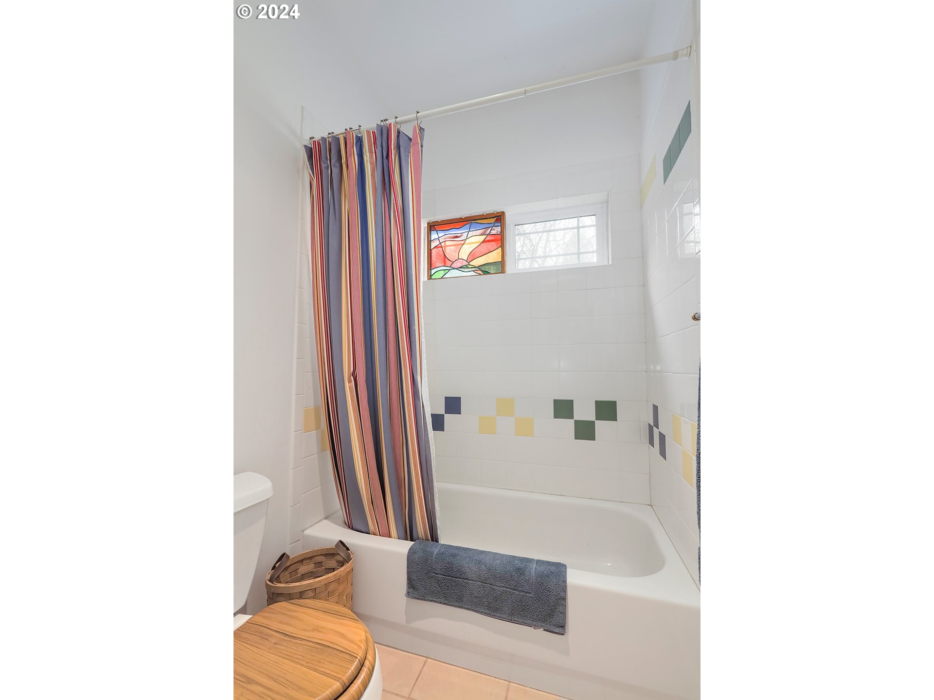 1190 Methodist Road Hood River, OR 97031 - Photo 16 of 41 a bathroom with a bathtub and shower