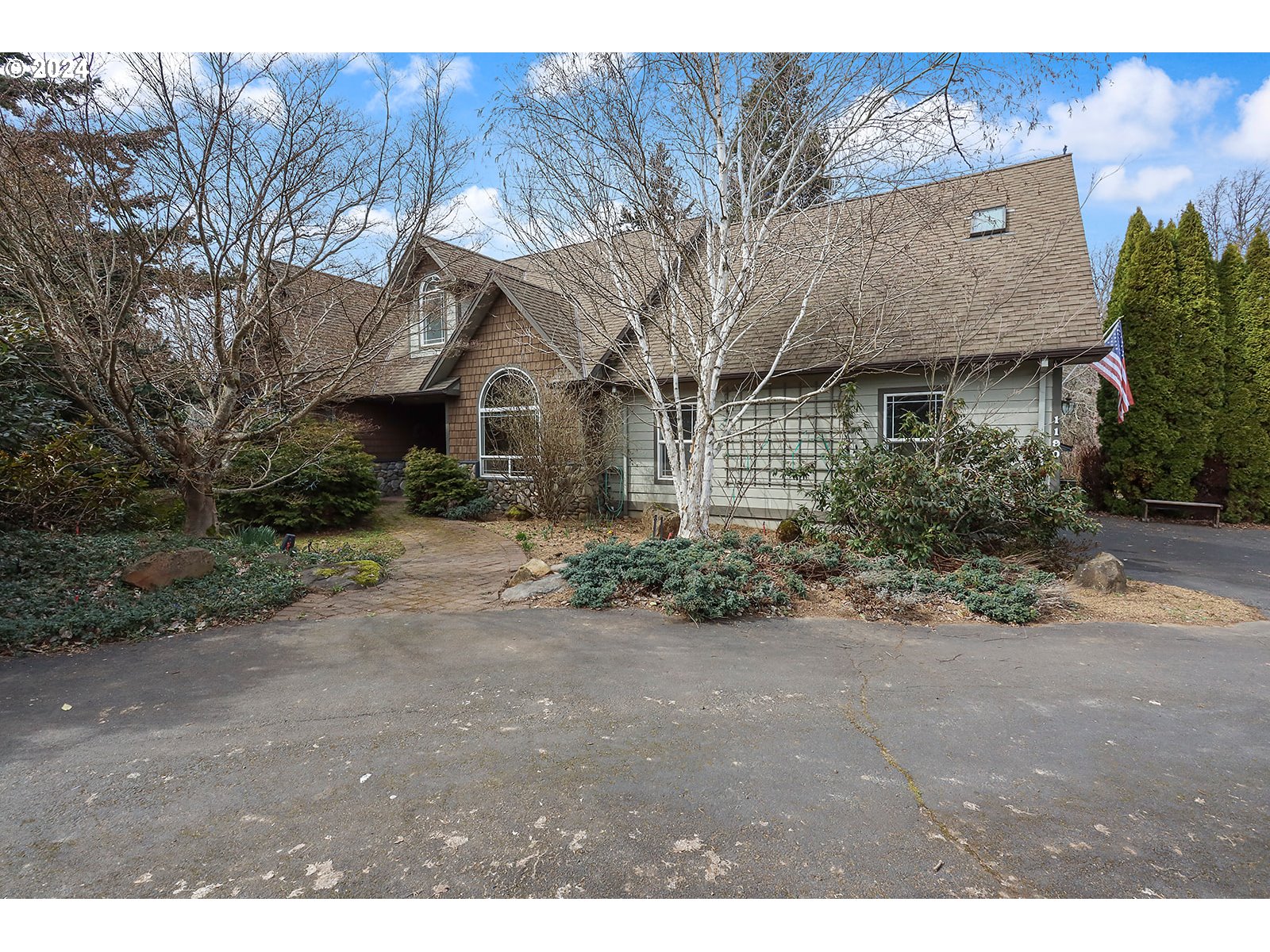 1190 Methodist Road Hood River, OR 97031 - Photo 2 of 41 a front view of house with yard and trees around