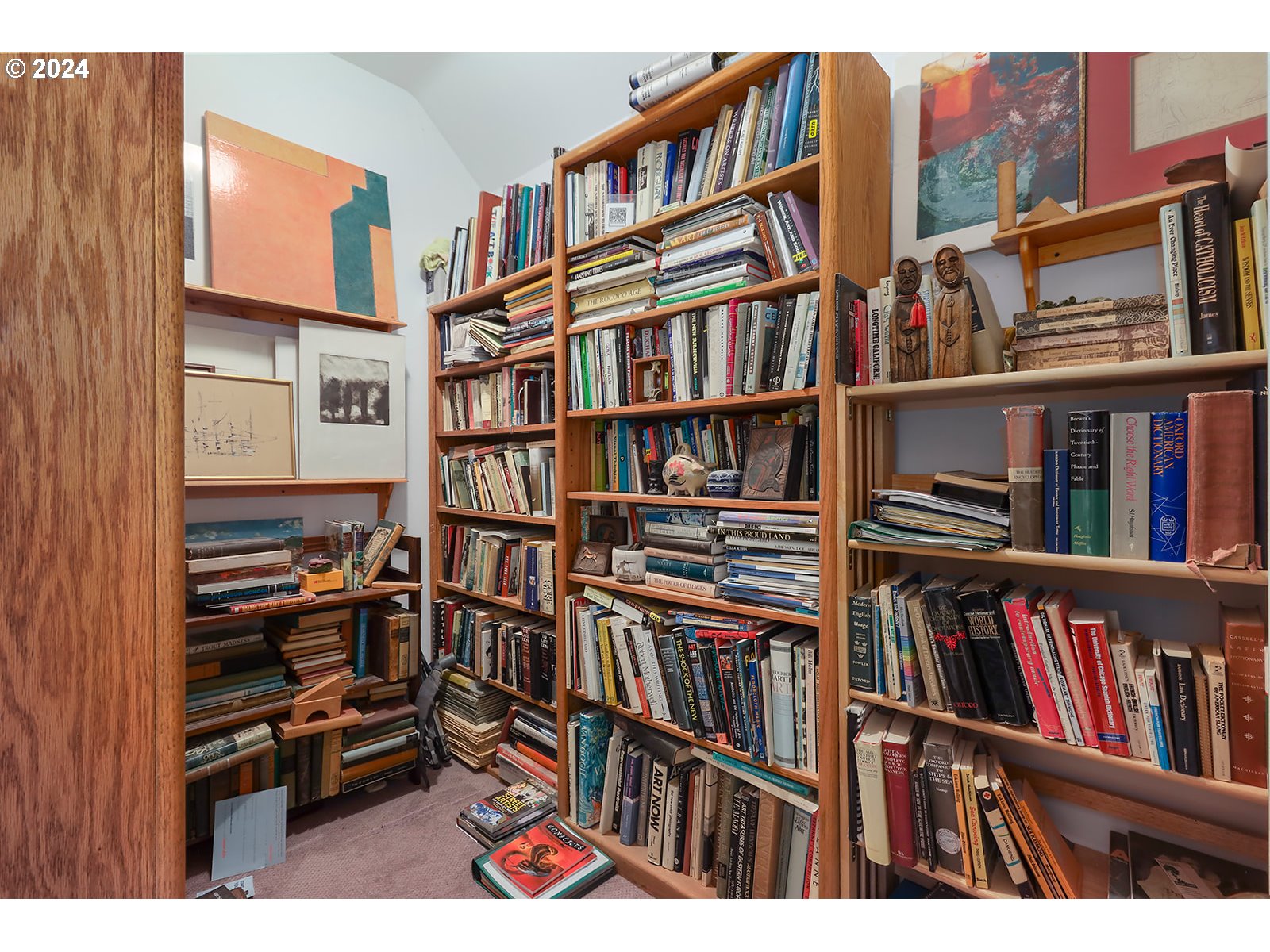 1190 Methodist Road Hood River, OR 97031 - Photo 27 of 41 a book shelf with books and a book shelf
