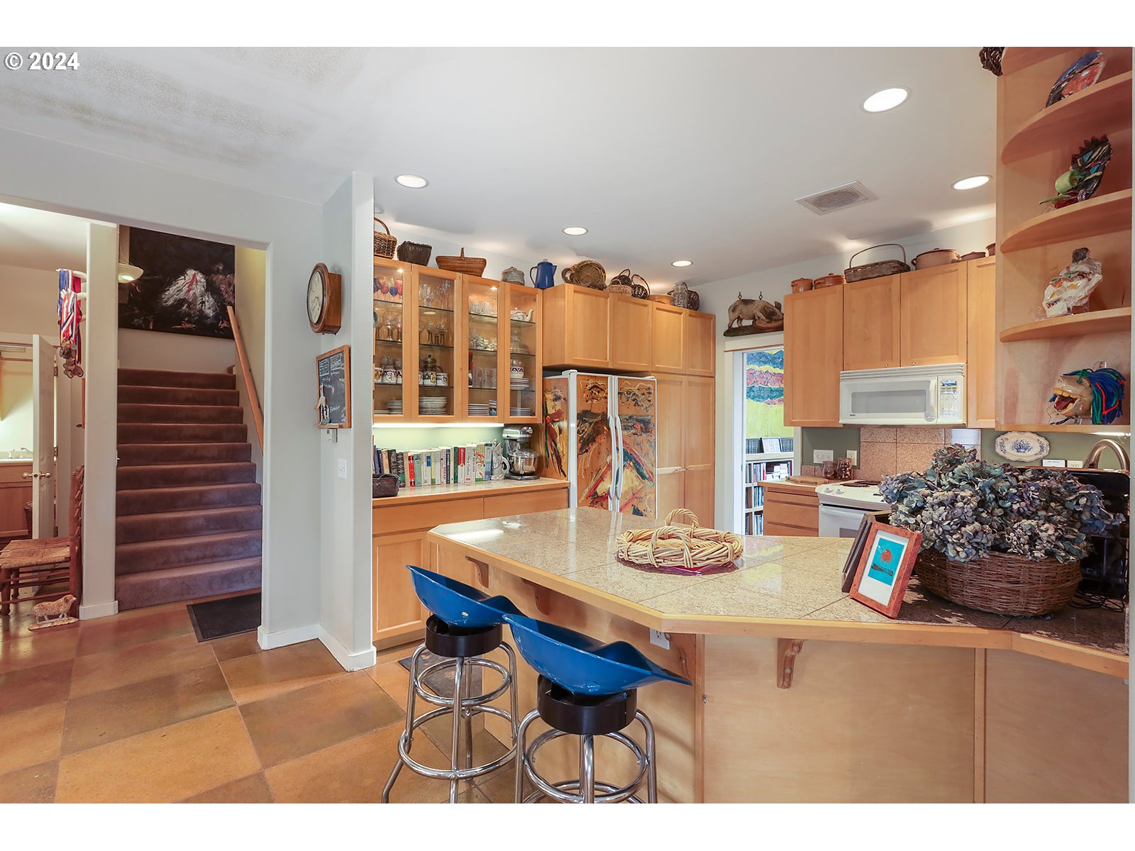 1190 Methodist Road Hood River, OR 97031 - Photo 29 of 41 a kitchen with a table and chairs