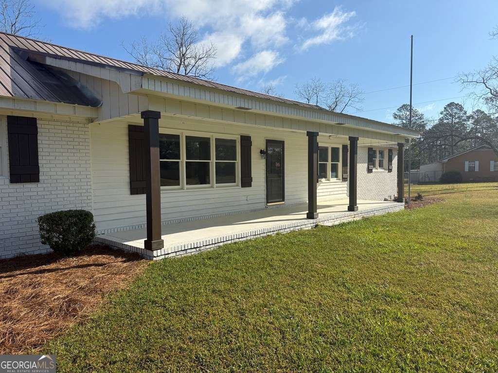 123 Preston Drive Fitzgerald, GA 31750 - Photo 2 of 24 a view of a house with backyard