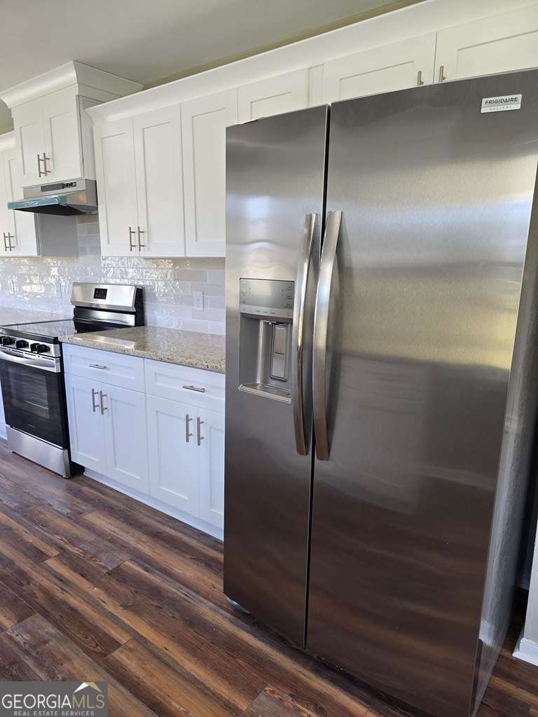 123 Preston Drive Fitzgerald, GA 31750 - Photo 8 of 24 a kitchen with stainless steel appliances granite countertop a refrigerator and a stove