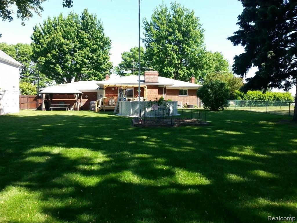 33293 Mulvey Road Fraser, MI 48026 - Photo 4 of 29 20140601_165714_resized.jpg