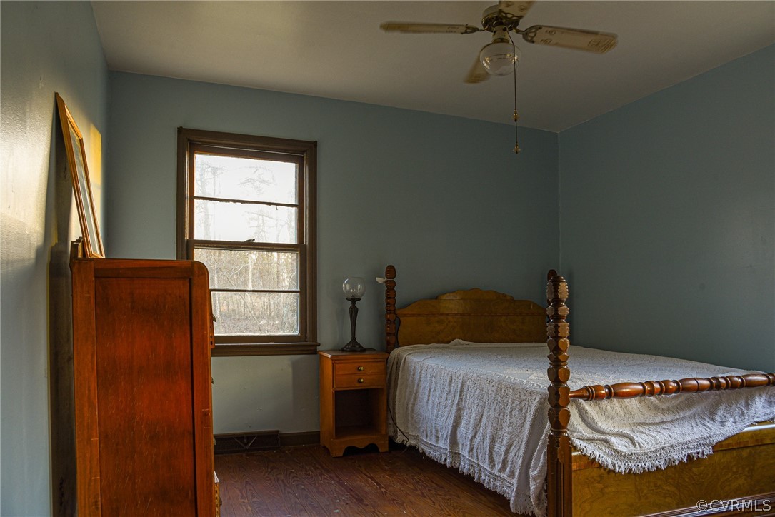 3071 Afton Grove Road Kenbridge, VA 23944 - Photo 9 of 30 a bedroom with a bed and a window