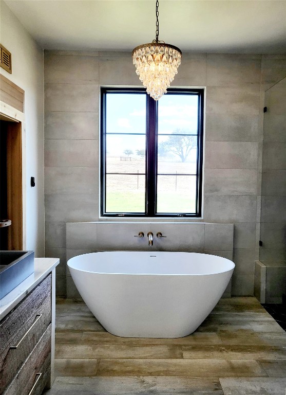 621 Stanton Road Johnson City, TX 78636 - Photo 19 of 40 a view of a bathtub in a room
