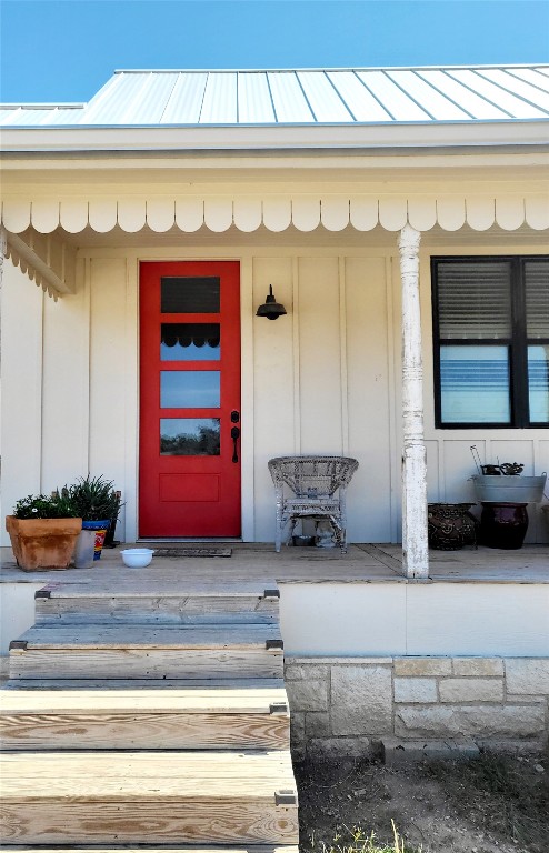 621 Stanton Road Johnson City, TX 78636 - Photo 29 of 40 a living room with furniture and a potted plant