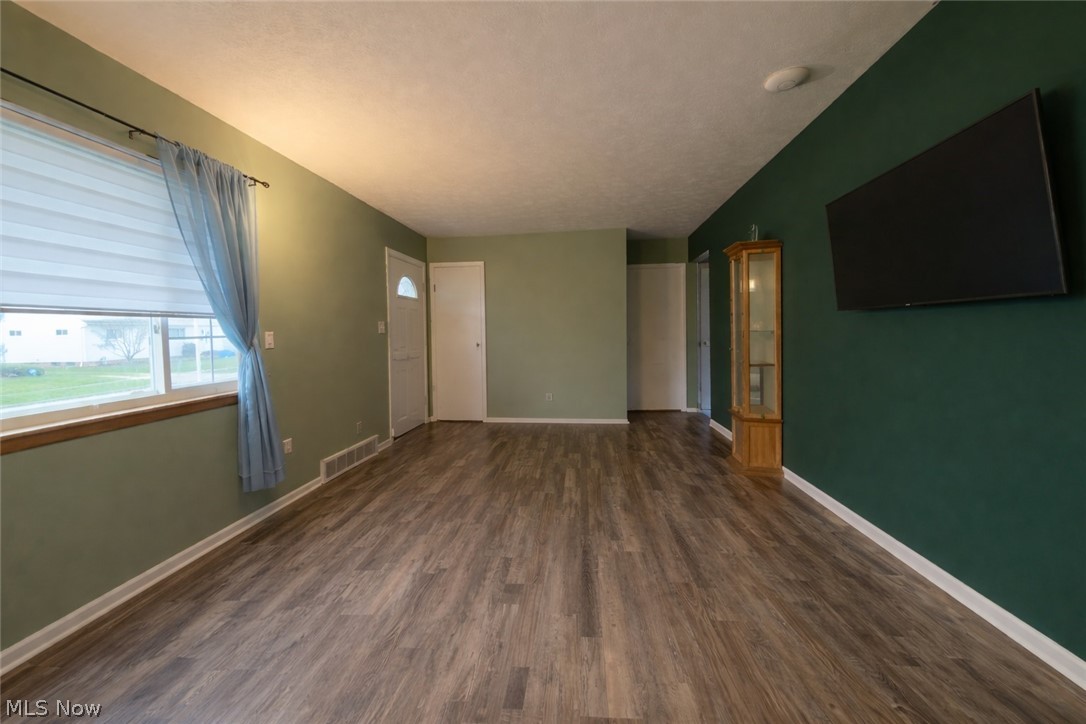 30405 Vineyard Road Willowick, OH 44095 - Photo 3 of 11