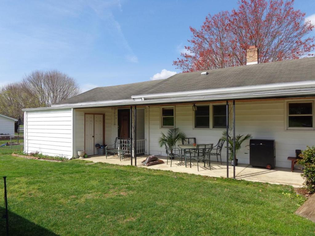 694 Liberty Church Road Kingsport, TN 37663 - Photo 17 of 24 covered back patio