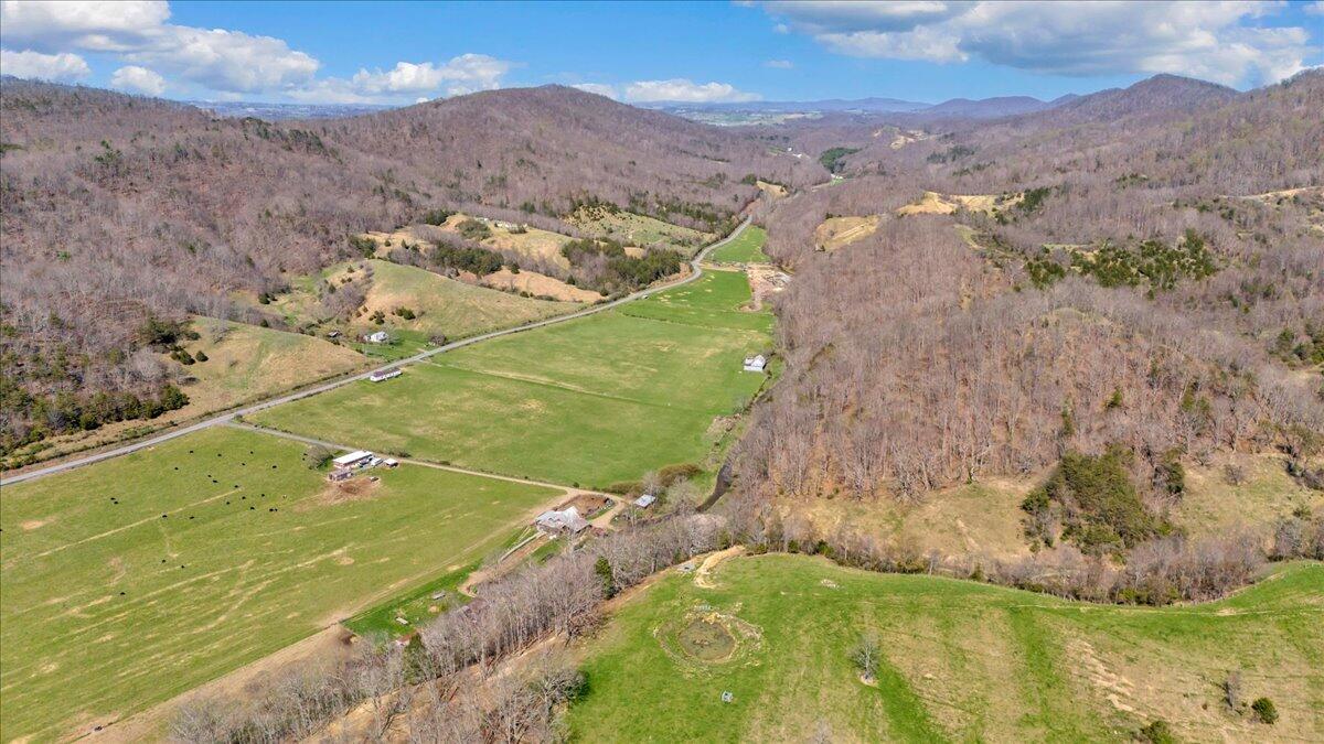 1054 Willow Bend Road Lindside, WV 24951 - Photo 22 of 68 1054 Willow Bend Rd Tour