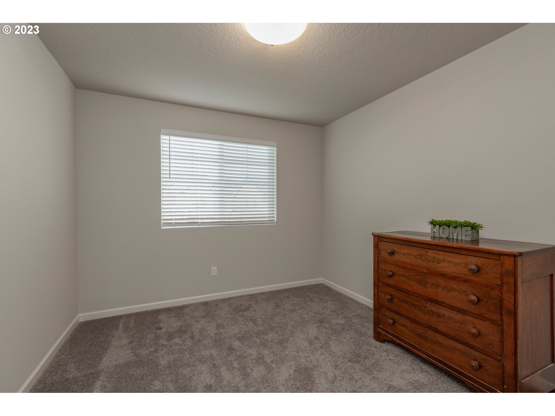 3825 South 39th Place Ridgefield, WA 98642 - Photo 20 of 37 a view of room and window