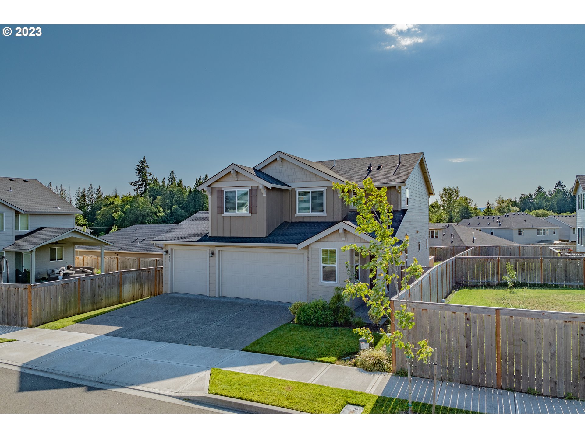 3825 South 39th Place Ridgefield, WA 98642 - Photo 2 of 37 a front view of a house with garden