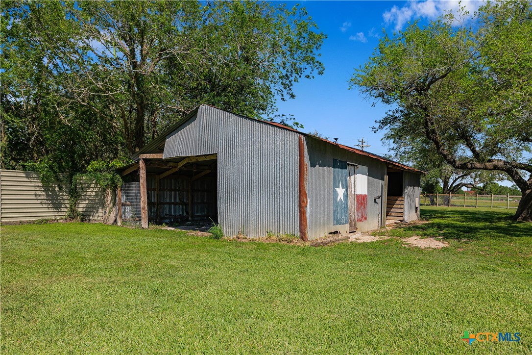20 Hambleton Road Victoria, TX 77905 - Photo 30 of 48 a backyard of a house with lots of green space
